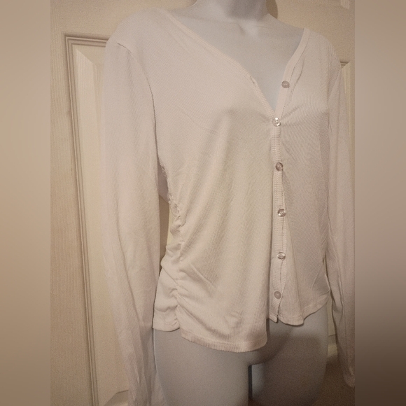 No Comment White 🤍 Button Up Top - Picture 2 of 4